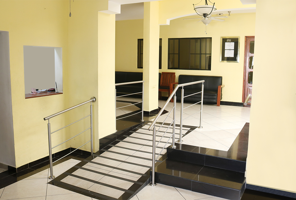 Acceso Funeraria La Sagrada Familia